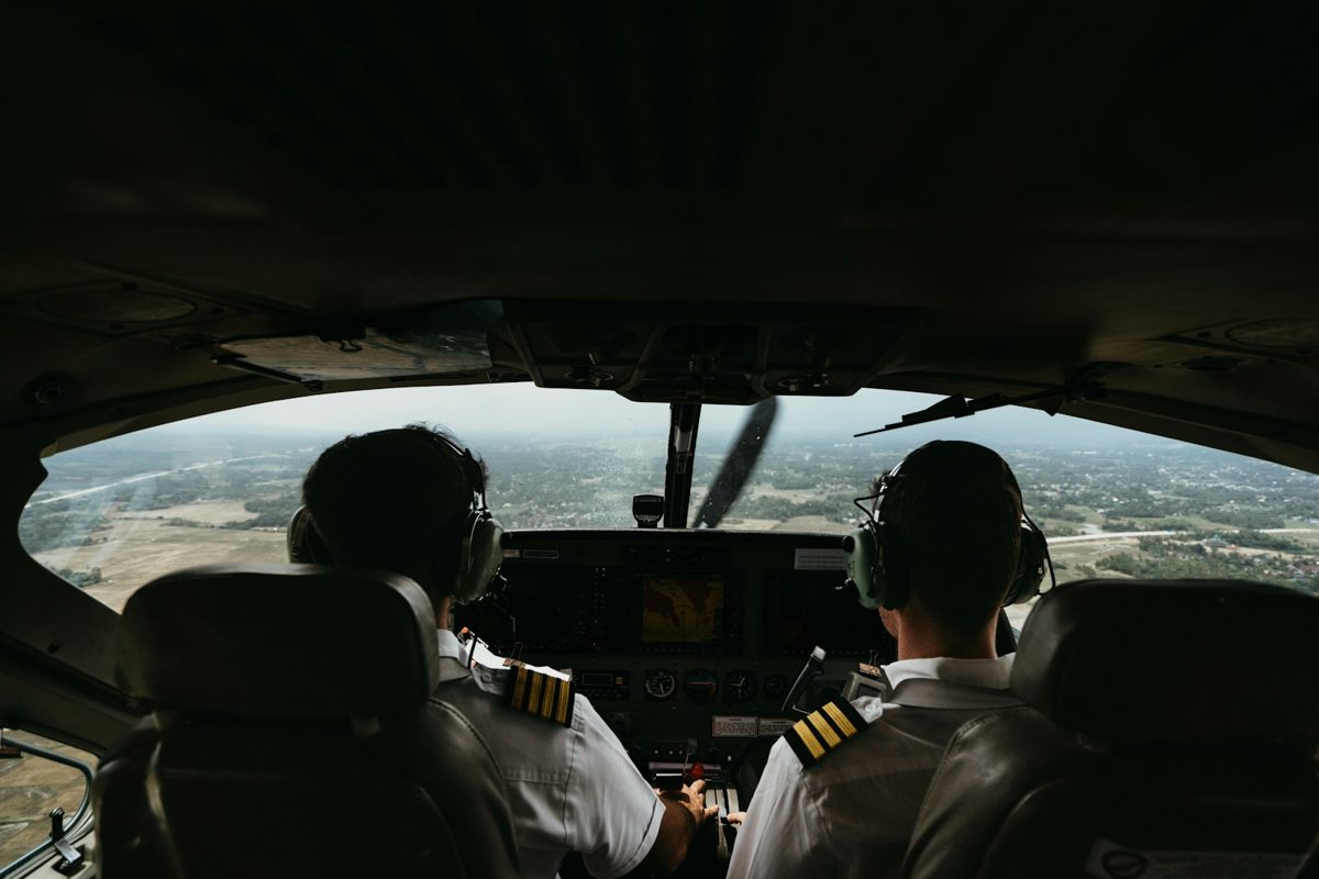Twee piloten samen in de cockpit tijdens de vlucht